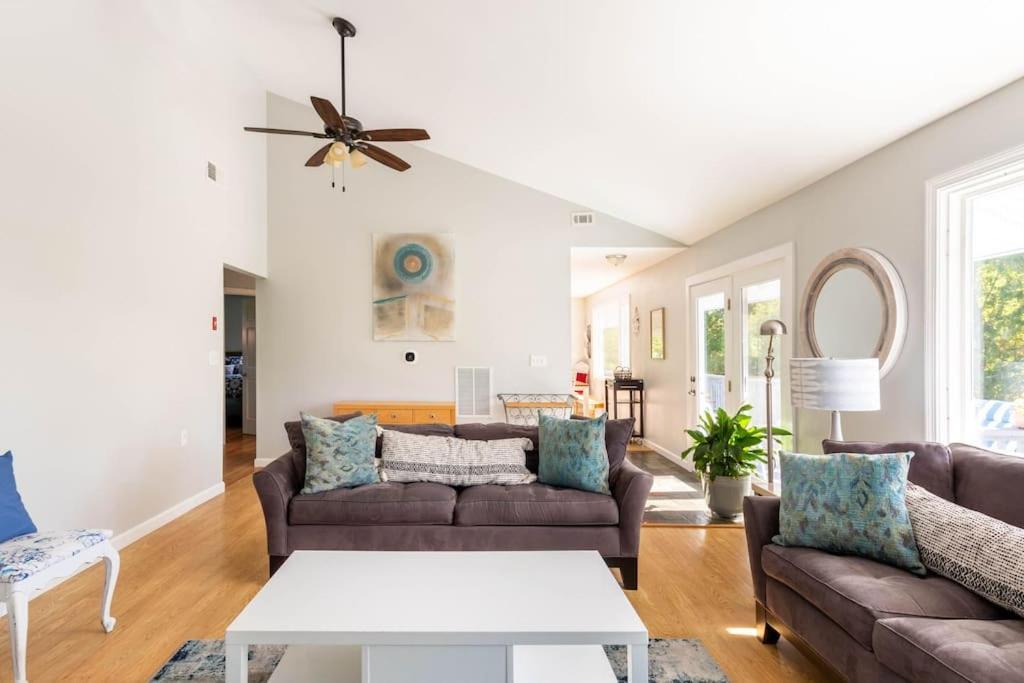 Unique Retreat With Private Patio, 4 King Beds And Bbq Villa Groton Ngoại thất bức ảnh
